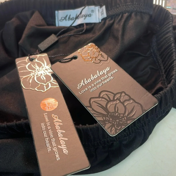 NWT. Ababalaya black mini skirt 14” size XL
100% cotton
New - Picture 5 of 5